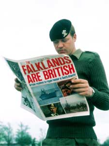 STRID OM ØYGRUPPE: I 1982 hærtok Argentina Falklandsøyene. Britene mobiliserte og klargjorde en imponerende flåtestyrke. 