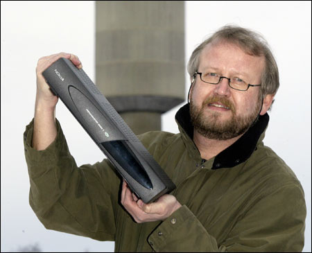 VG 2002: Tor Fuglevik viser fram boksen som i følge ham selv vil være i 550.000 norske husstander. Digital-TV er fremtiden, sier han. (Foto: Scanpix)