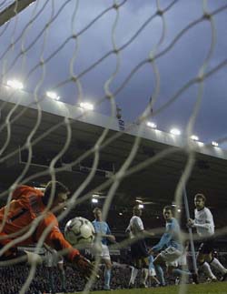 Teddy Sheringham setter inn ligamål nummer 300 i karrieren (Foto: Getty Images) Teddy Sheringham setter inn ligamål nummer 300 i karrieren (Foto: Getty Images)