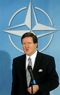Natos generalsekretær George Robertson sa mandag at han tror på enighet. (Foto: Reuters/Yves Herman)
