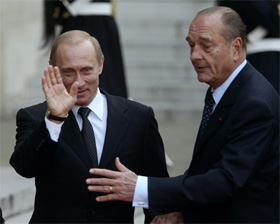 Vladimir Putin (t.v.) og Jaques Chirac går imot bruk av militær makt mot Irak. (Foto: Sergej Karpuhin)