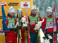 Stian Eckoff, Hallvard Hanevold, Egil Gjelland og Ole Einar Bjørndalen smilte etter tredjeplassen i Kollen (Foto: Scanpix)