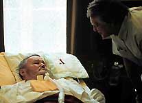 Axel Jensen er lenket til sengen, men arbeider fremdeles. Foto: Hammersmith, Queensway, Moorgate - Snappy Snaps Axel Jensen er lenket til sengen, men arbeider fremdeles. Foto: Hammersmith, Queensway, Moorgate - Snappy Snaps