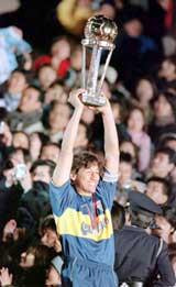 Boca Juniors kaptein Jorge Bermudez med trofeet etter at laget slo Real Madrid i finalen mellom de europeiske og sør-amerikanske mestere 28. november 2000. (Foto. Shaun Botterill/Allsport)