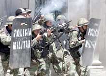 Politi og militæret brukte gummikuler og tåregass under onsdagens demonstrasjoner. (Foto: David Mercado/reuters)