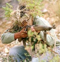 Et medlem av EDN-geriljaen som Quechua-indianerne har dannet trener med en gammel Mauser-rifle. (Foto: Reuters)