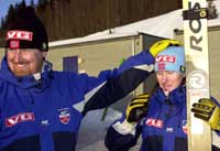 Jan Erik Aalbu sammen med sin sølvgutt Tommy Ingebrigtsen under hopp-NM rett før avreise til VM og flere grunner til gratulasjoner.