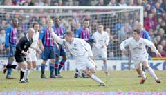 Gary Kelly jubler etter å ha gitt Leeds ledelsen 1-0. (Foto: Ben Radford/Getty Images) Gary Kelly jubler etter å ha gitt Leeds ledelsen 1-0. (Foto: Ben Radford/Getty Images)