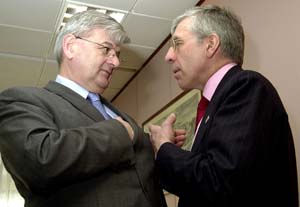 Den tyske utenriksminister Joschka Fischer (t.v.) og hans britiske kollega Jack Straw var på talefot da møtet startet i Brussel. (Foto: Reuters) Den tyske utenriksminister Joschka Fischer (t.v.) og hans britiske kollega Jack Straw var på talefot da møtet startet i Brussel. (Foto: Reuters)
