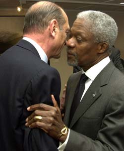 Jacques Chirac (t.v.) og Kofi Annan ved åpningen av kveldens EU-toppmøte. (Foto: Reuters) Jacques Chirac (t.v.) og Kofi Annan ved åpningen av kveldens EU-toppmøte. (Foto: Reuters)