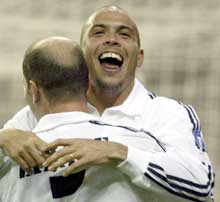 Ronaldo blir gratulert av pasningslegger Zidane etter seiersmålet mot Dortmund. (Foto: REUTERS/Sergio Perez) 
