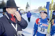 Albina Akhatova sammen med Alexander Tikhonov, visepresident i IBU. (Foto: Heiko Junge/scanpix) Albina Akhatova sammen med Alexander Tikhonov, visepresident i IBU. (Foto: Heiko Junge/scanpix)