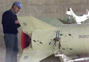 En av FNs våpeninspektører undersøker en Al Samoud-rakett (REUTERS/Akram Saleh)