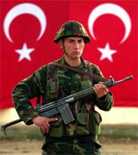 Tyrkisk soldat vokter grensen til det sørøstlige Irak (Reuters)