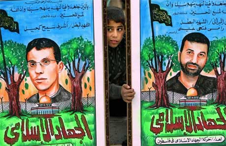 Palestinsk gutt mellom Jihad-plakater med "martyrer". (Reuters)