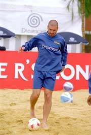 Eric Cantona har bidratt til å gjøre strandfotballen kjent. (Foto: Jamie McDonald /Allsport) Eric Cantona har bidratt til å gjøre strandfotballen kjent. (Foto: Jamie McDonald /Allsport)