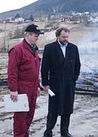 Nils T. Bjørke og Lars Sponheim varmer seg på bålet på Voss.