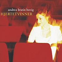 Andrea Bræin Hovig er aktuell med album "Hjertetvinner" der hun framfører gamle musikal-, kabaret- og filmmelodier.. Foto: NRK.