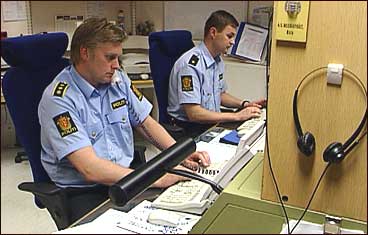 Politivakta ved Fjordane politikammer i 2001. (Foto: Arild Nyb, NRK)