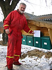 Rolf Olav Iversen klager på at det ikke er strødd rundt postkassene. Foto Lars Erik Ringen. Rolf Olav Iversen klager på at det ikke er strødd rundt postkassene. Foto Lars Erik Ringen.