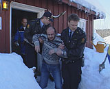 Småbrukeren måtte bæres ut. Foto: NRK