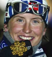 Marit Bjørgen med gullmedaljen (Foto: Erik Johansen/Scanpix)