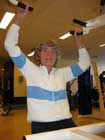 Kirsten (83) trener armmusklene.
