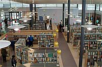 Enkelte bøker som bibliotekene får under innkjøpsordningen, blir aldri lånt ut. Her fra biblioteket i Vadsø. Foto: Trond Magne Henriksen.