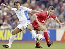 Owen ble historisk med sitt mål mot Auxerre. Her er han i kamp med Auxerre-forsvarer Jean-Sebastien Jaures i torsdagens kamp på Anfield. (Foto: REUTERS/Ian Hodgson) Owen ble historisk med sitt mål mot Auxerre. Her er han i kamp med Auxerre-forsvarer Jean-Sebastien Jaures i torsdagens kamp på Anfield. (Foto: REUTERS/Ian Hodgson)