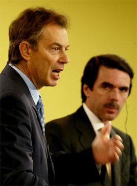 Tony Blair (t.v.) og Jose Maria Aznar er samde i synet på Irak. (Foto: Sergio Perez, Reuters)