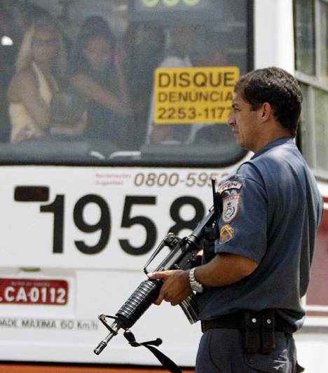 FØDERAL HJELP: Til tross for at Rio de Janeiro og delstaten har 32 000 polititjenestemenn til disposisjon må byen ha hjelp av føderale styrker for å bekjempe narkotikabanditter. (Foto: Scanpix)
