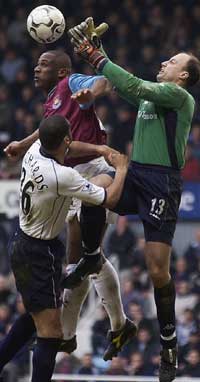 Les Ferdinand i duell med Tottenham-keeper Kasey Keller (Foto: Getty Images / Jamie McDonald)