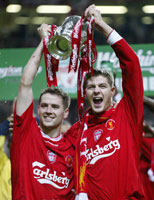 Steven Gerrard vant ligacupen i år sammen med Michael Owen og resten av Liverpool-spillerne.