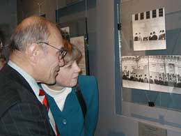 Mann og kvinne ser på fotografi av Politbyrået under Stalins gravferd.