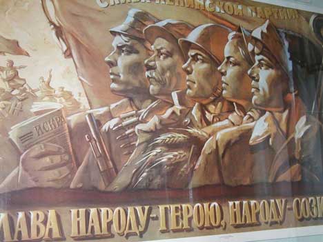 Plakat som glorifiserte militær styrke under Stalin.