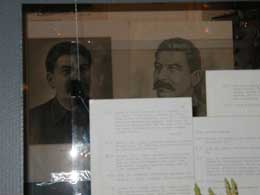 Stalins portrett på utstilling i Moskva, nå bak dokumenter om hans gjerninger.
