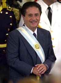 Argentinas president Eduardo Duhalde mener det er dobbeltmoral å kritisere Cuba, når USA går fri. (Getty Images) Argentinas president Eduardo Duhalde mener det er dobbeltmoral å kritisere Cuba, når USA går fri. (Getty Images)