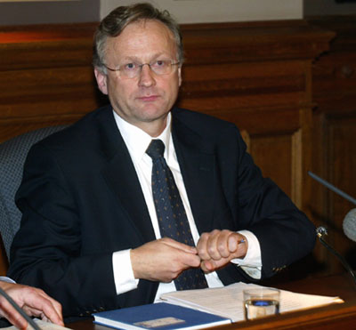 SLIPER RENTEKIVEN: Sentralbanksjef Svein Gjedrem (bildet) vil kutte renten ytterligere før lønnsoppgjøret er over, tror sjeføkonom Nils Terje Furunes i Gjensidige NOR. (Foto: Scanpix) SLIPER RENTEKIVEN: Sentralbanksjef Svein Gjedrem (bildet) vil kutte renten ytterligere før lønnsoppgjøret er over, tror sjeføkonom Nils Terje Furunes i Gjensidige NOR. (Foto: Scanpix)