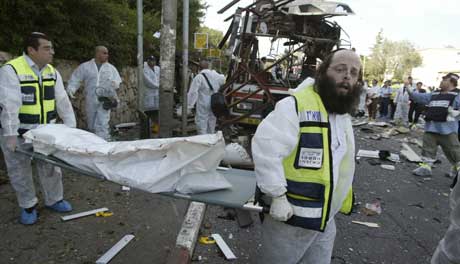Hektisk redningsarbeid etter sjølvmordsaksjonen i Haifa. (Foto: Nir Elias-Reuters)