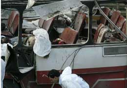 Bussen var full av passasjerar og blei totalt øydelagd i eksplosjonen. (Foto: Nir Elias-Reuters)