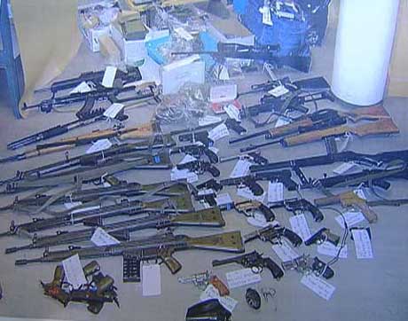 Dette er bare litt av beslaget som ble gjort hos mannen (Foto: Politiet)