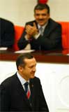 En smilende Erdogan (i forgrunnen) får applaus av Gul (REUTERS/Fatih Saribas ) En smilende Erdogan (i forgrunnen) får applaus av Gul (REUTERS/Fatih Saribas )