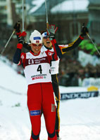 Bente Skari passerte mållinjen jublende foran de andre konkurrentene. (Foto:Terje Bendiksby / SCANPIX )
