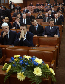 I dag var det minnestund for Zoran Djindjic i det serbiske parlamentet i Beograd. (Foto: Marko Djurica, Reuters) 