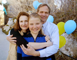 Familelykke. Eliabeth Smart endelig sammen med mamma Lois og pappa Ed igjen. (Foto: Jeff Christensen, Scanpix-Reuters) Familelykke. Eliabeth Smart endelig sammen med mamma Lois og pappa Ed igjen. (Foto: Jeff Christensen, Scanpix-Reuters)