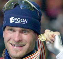 Erben Wennemars kapret to gull under VM i enkeltdistanser. Her med gullmedaljen fra 1500 meter. (Foto: REUTERS/Arnd Wiegmann) Erben Wennemars kapret to gull under VM i enkeltdistanser. Her med gullmedaljen fra 1500 meter. (Foto: REUTERS/Arnd Wiegmann)