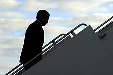 President Bush går om bord i flyet som brakte ham til Azorene. (Foto: Kevin Lamarque, Reuters)