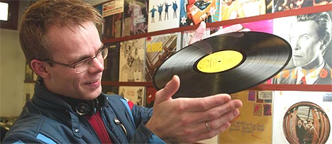 Tore Renbergs nye bok handler blant annet om musikk og politikk. Her sikrer han seg en vinylplate med politisk musikk av Hoola Bandoola Band: marxistisk 70-tallsrock. Foto: Bjørn Sigurdsøn / SCANPIX.