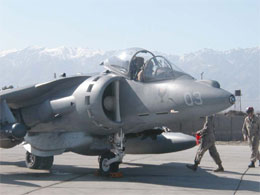 Et Harrier jagerfly har nettopp landet på basen. 