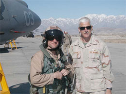 Pilot Dan Carlsen med sin skvadronsjef Jim Dixon fra US Marines.